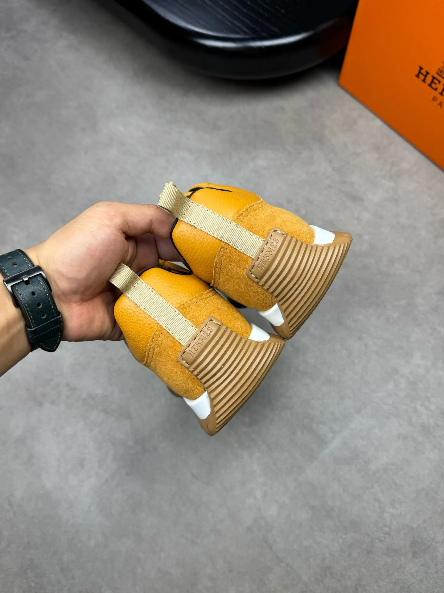 [HERMES] Hermes men's shoes 💰: 800💰 - High-end quality original items 🔍🔍🔍 casual sports shoes - Upper: 🔝 pebbled calfskin, suede calfskin, shoe body forged ´H´ totem, tongue webbing injection molded brand logo - Lining: brand canvas, foot pads; water-dyed cowhide -Outsole: Ultra-light T men's shoes 💰U foam; two-color molded outsole -Ultra-high quality control and fine workmanship: highlighted (high-end, extravagance, grade) -Size: 38-44 (45, can be customized)
